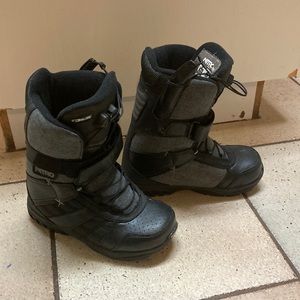 Nitro snowboard boots with easy tightening system